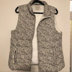 Puffy vest with delicate leopard print. Pockets